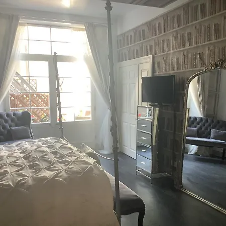 A Room In The City - West-3